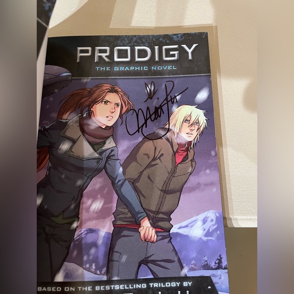 Legend series (Legend Prodigy Champion) graphic novel series signed by Marie Lu - Picture 3 of 6